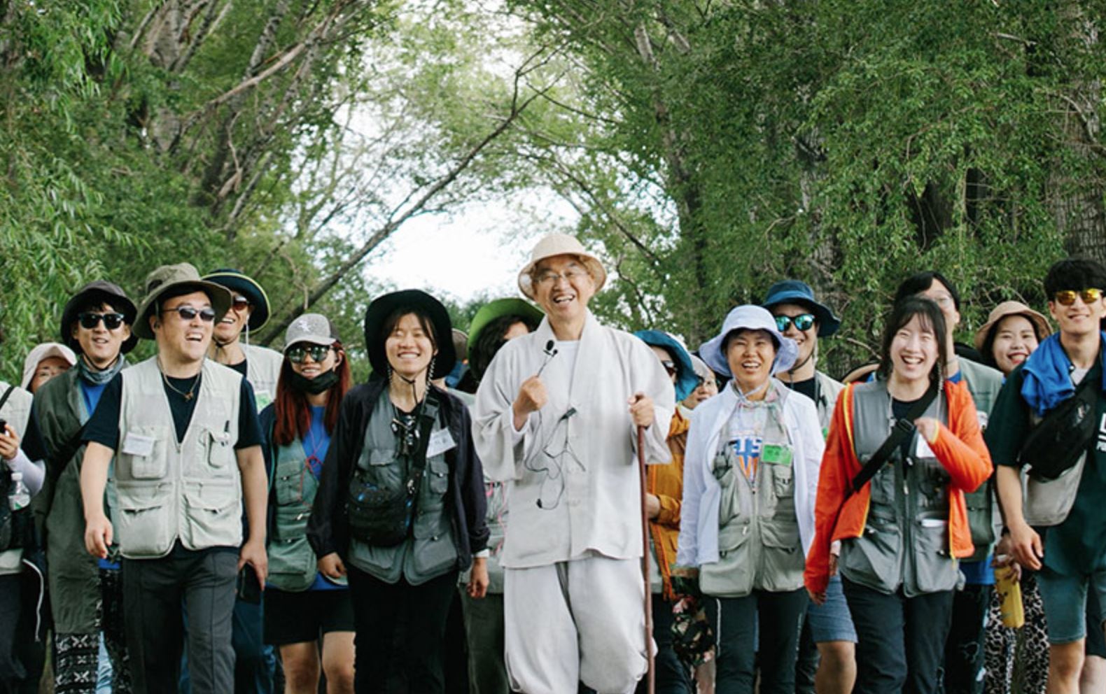 Pomnyun Sunim and members of Jungto Society walking together