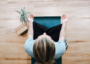 Is it normal to lose blood flow to my legs, while meditating?