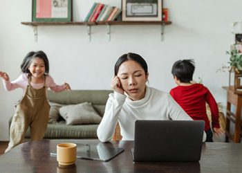 [Meditation Q&A] “Is it okay to use earplugs during meditation?”